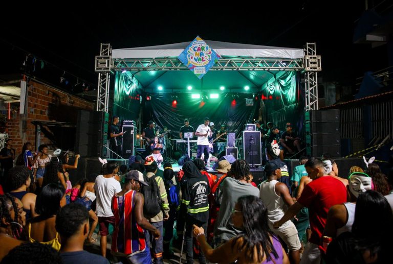 Candeias: Com mistura de ritmos, pagode, samba e arrocha agitam domingo de carnava