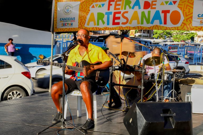 Candeias: Feira de artesanato termina com muita descontração e samba de roda