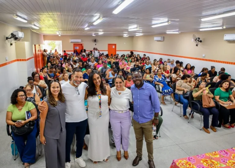 Candeias: Professores recebem treinamento para melhor atender alunos autistas do município
