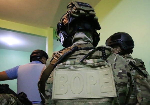 Criminosos invadem casa e fazem família refém no Capiarara