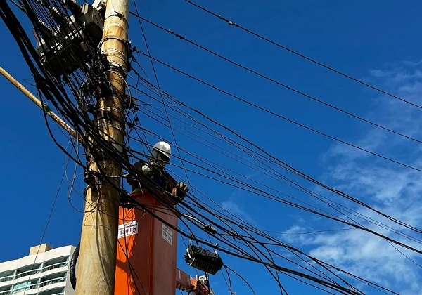Coelba remove 18 toneladas de cabos de telefonia e internet irregulares em 6 cidades