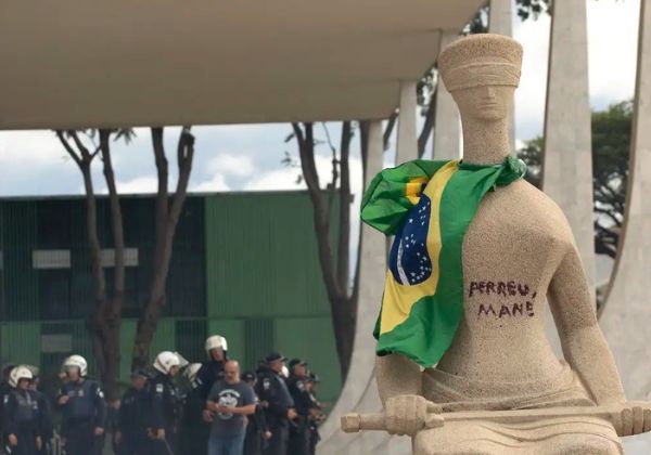 Mulher que pichou ‘Perdeu, mané’ no 8/1 diz que foi levada pelo calor do momento