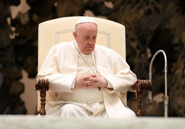 Papa Francisco melhora e dispensa ventilação mecânica, diz Vaticano