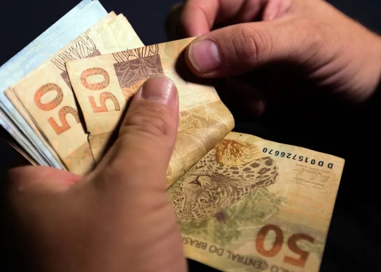 Caixa libera abono salarial para nascidos em setembro e outubro