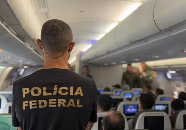 Voo com 135 deportados dos Estados Unidos chega ao Brasil