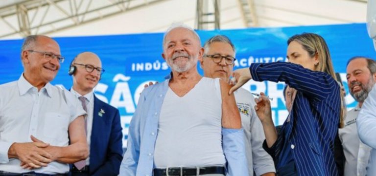 Lula e Alckmin são vacinados na abertura da campanha nacional contra gripe
