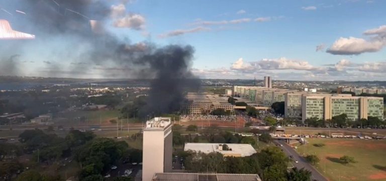 Incêndio atinge prédio do Ministério da Educação, em Brasília