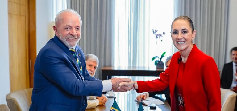 Lula se reúne com presidente do México antes de cúpula em Honduras
