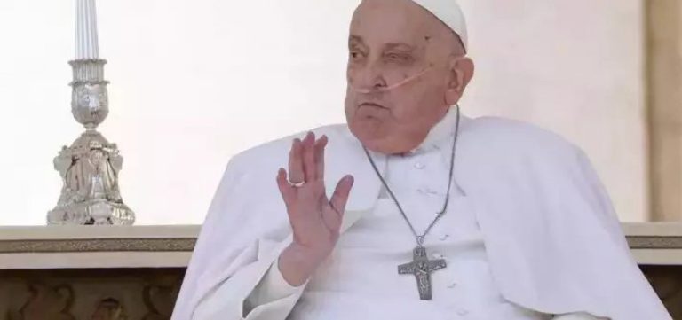 Papa Francisco faz aparição surpresa no Domingo de Ramos e deseja “Feliz Semana Santa” aos fiéis