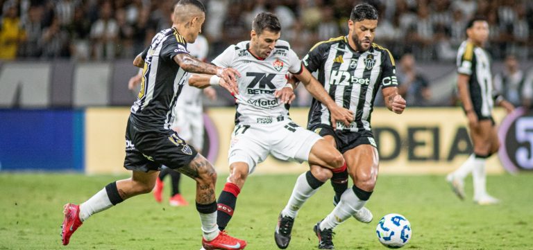 Vitória fica na frente por duas vezes no placar, mas cede o empate ao Atlético-MG