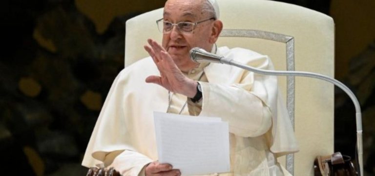 No Vaticano, Papa Francisco agradece a médicos que salvaram sua vida