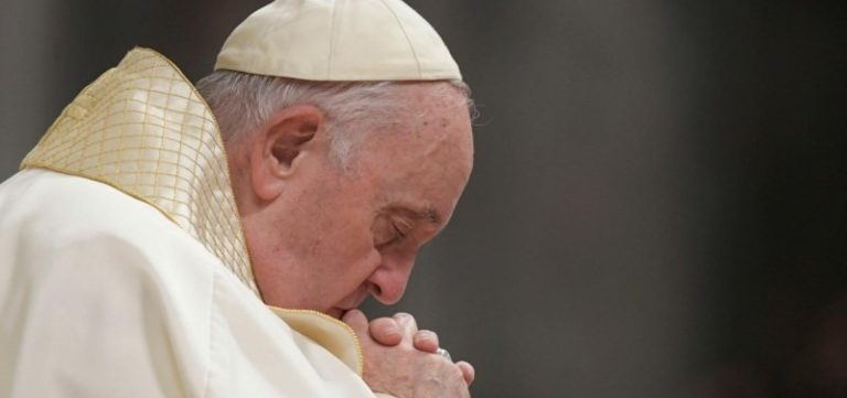 O que acontece agora? Vaticano inicia tradicional processo após morte de Papa Francisco