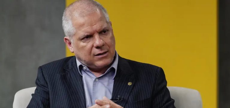 Presidente do INSS pede demissão após operação da PF