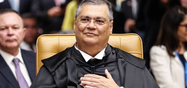 Dino cobra explicações de líder do PL de falas sobre emendas
