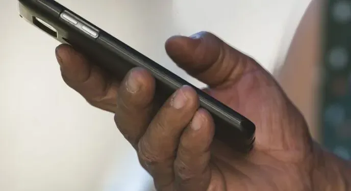 Nove em cada dez brasileiros têm acesso à telefone celular, diz Anatel