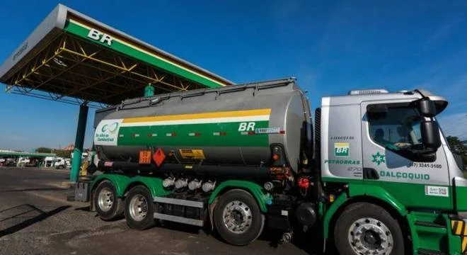 Preço do petróleo despenca 15% em uma semana, mas não chega ao Brasil