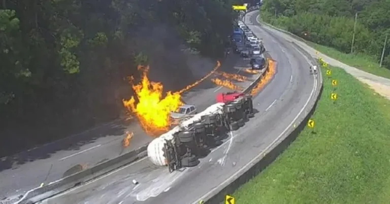 Caminhão-tanque tomba e pega fogo na BR-101 em Palhoça, deixando 5 feridos