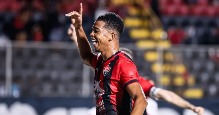 Carlinhos desfalca o Vitória contra o Flamengo, pelo Brasileirão