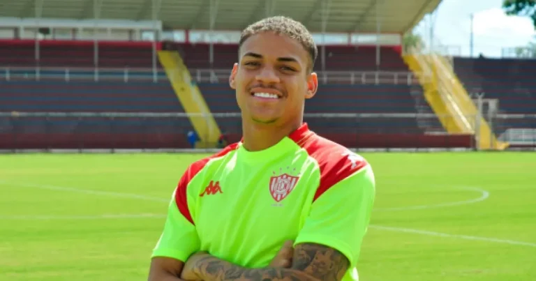 Vitória acerta contratação por empréstimo de lateral-esquerdo do Atlético-MG