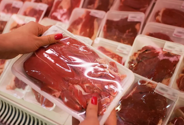 China suspende contrato com 60% dos fornecedores de carne dos EUA e Brasil vê oportunidade