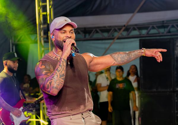 Tony Salles celebra conexão com o público feirense e anima pipoca no domingo