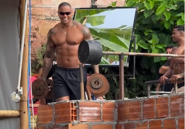 Léo Santana grava novo clipe sem camisa em comunidade de Salvador e agita fãs: Que homem
