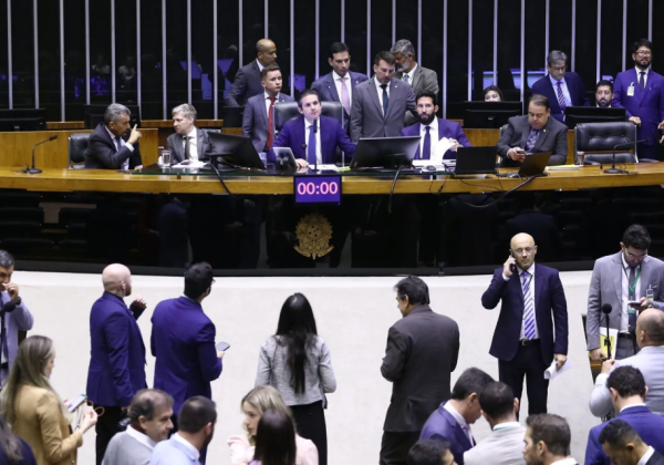 Dois deputados do PL não assinam urgência para projeto de anistia a condenados do 8/1