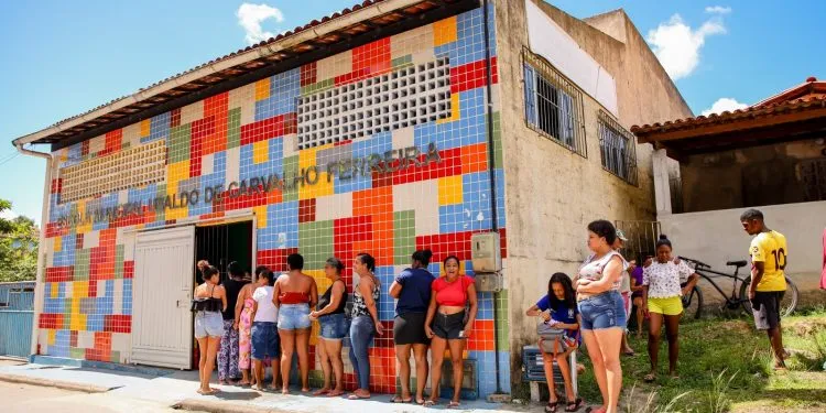 Beneficiários dos distritos fazem fila para garantir o ticket da Semana Santa