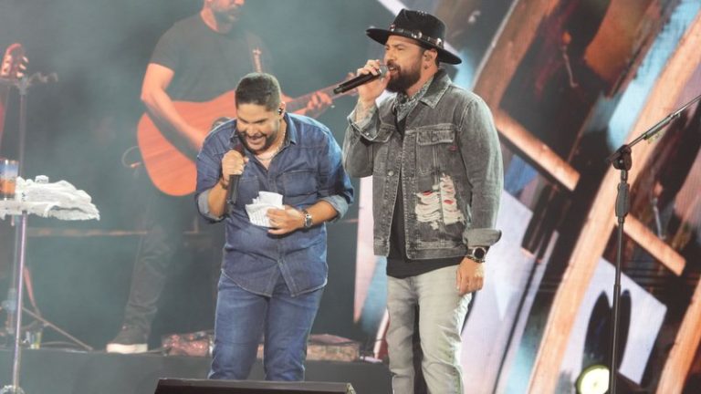 Jorge e Mateus emocionam fãs ao cantar clássico durante turnê de 20 anos