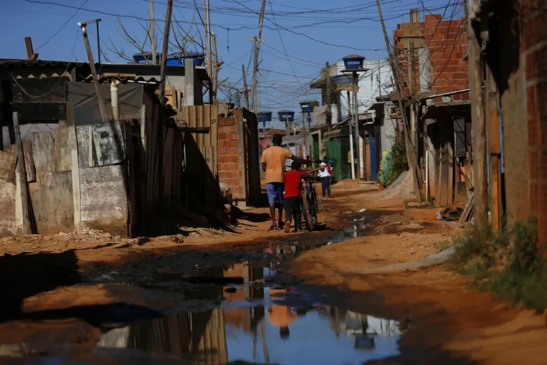 Pobreza cai em 2024, mas em ritmo menor devido à restrição fiscal, aponta Banco Mundial