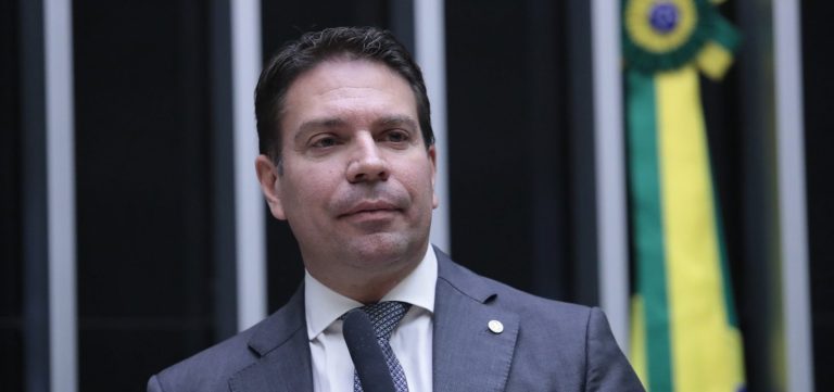 Motta comunica STF sobre decisão da Câmara que suspende processo contra Ramagem