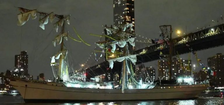 Navio colide com ponte do Brooklyn e deixa dois mortos em Nova York