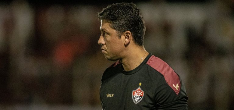 “Pagamos pela nossa incompetência”, diz Carpini após derrota do Vitória no clássico Ba-Vi