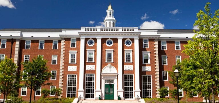 Governo Trump impede Harvard de matricular estudantes estrangeiros