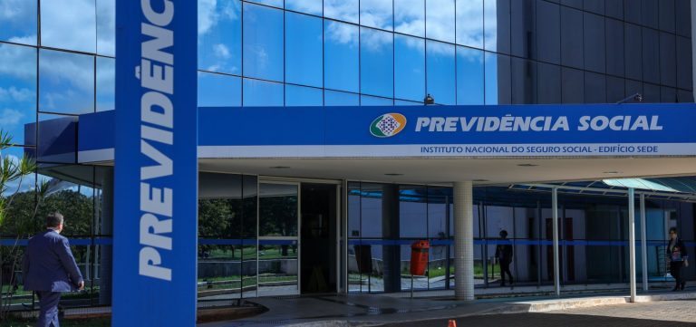 Revisão da vida toda do INSS: Moraes vota para liberar andamento de processos