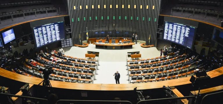 PT vai pedir cassação de mandato de Eduardo Bolsonaro, diz líder na Câmara