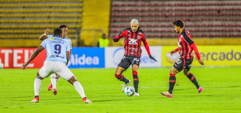 Com falha bizarra, Vitória perde para o Universidad e é eliminado da Sul-Americana