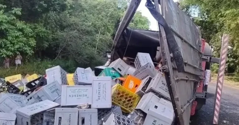 Caminhão carregado de cerveja tomba entre Catu e São Sebastião do Passé
