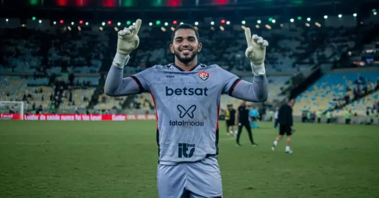 Lucas Arcanjo é o sétimo goleiro com mais defesas no mundo em 2025, diz site