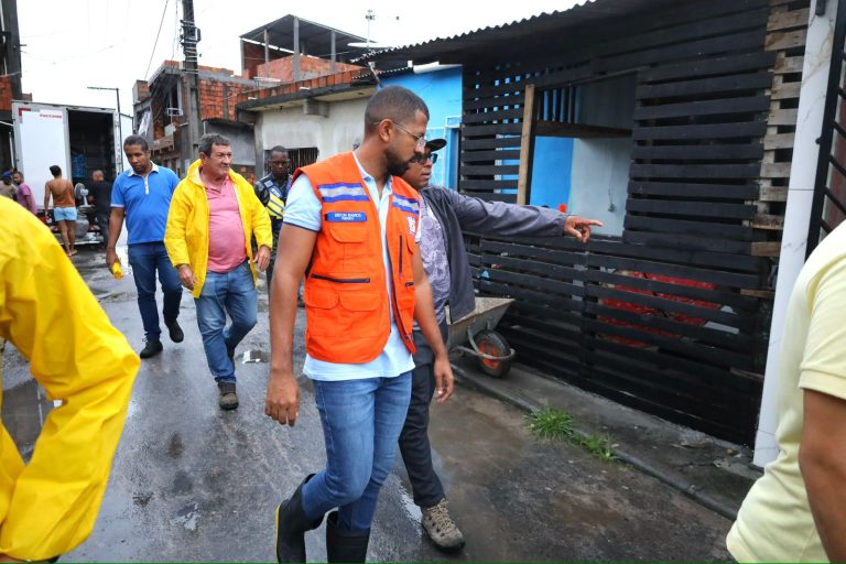 Candeias: Defesa Civil interdita 9 casas após deslizamento de terra
