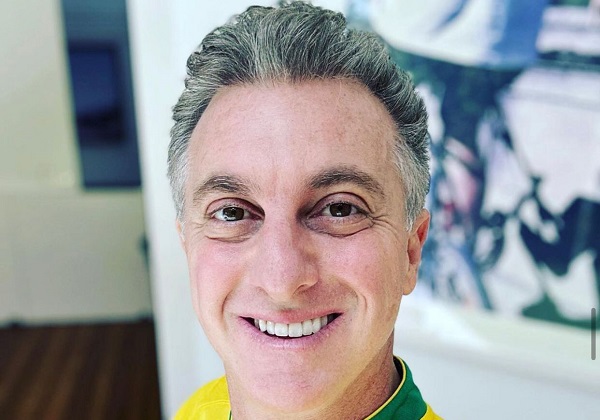 Luciano Huck homenageia Sebastião Salgado; confira