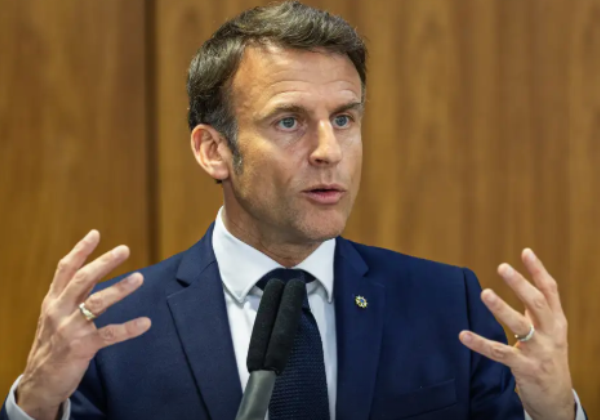 Presidente da França leva tapa no rosto da esposa após discussão em avião; assista