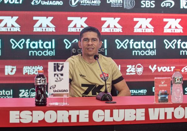 Aos 38 anos, Osvaldo cogita seguir no Vitória após aposentadoria dos gramados
