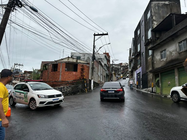 Candeias: Ladeira do Cruzeiro é liberada após caminhão ser retirado pela SEMOB