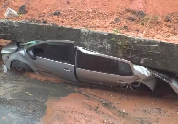 Carro fica completamente destruído após deslizamento de estrutura de concreto
