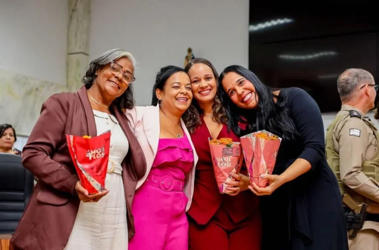Primeira-dama de Candeias prestigia sessão especial em homenagem às mulheres e às mães
