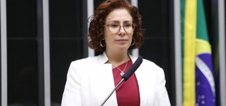 PGR pede prisão preventiva de Carla Zambelli após deputada deixar o país