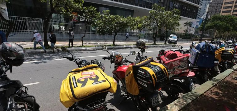 Lula diz que estuda crédito para entregadores de aplicativos e áreas de descanso para caminhoneiros