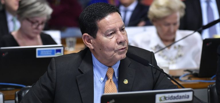 Mourão nega versão de Cid sobre reunião golpista: “É fantasia”