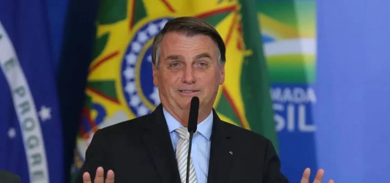 PT pede tornozeleira em Jair Bolsonaro por risco de fuga e obstrução da Justiça